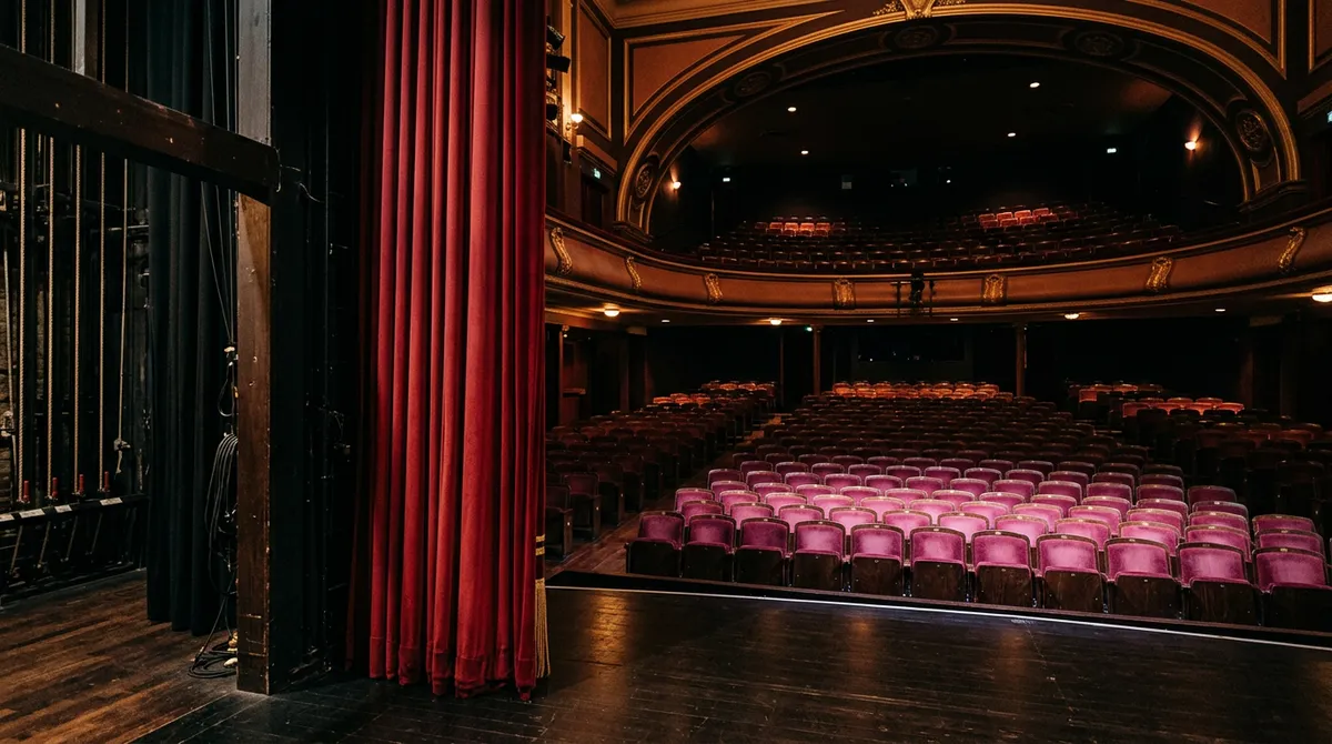 Scène de spectacle vivant éclairée avant l'ouverture des portes au public
